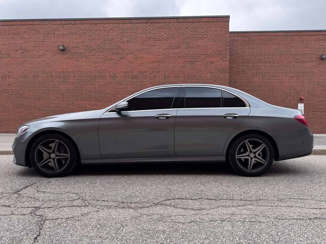 Mercedes-Benz E 300 CARFAX, снимка 2 - Автомобили и джипове - 55057392