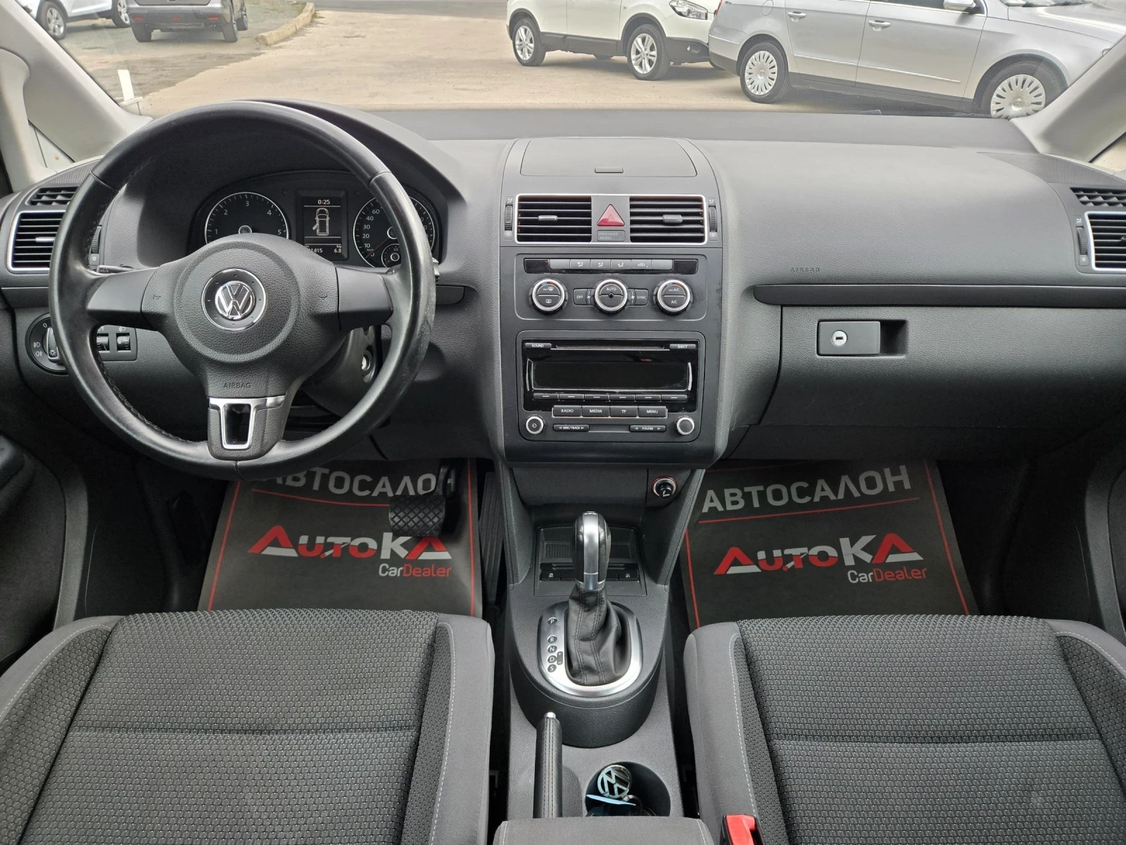 VW Touran 1.6TDI-105кс= АВТОМАТ= 7МЕСТА= АВТОПИЛОТ= ПАРКТРОН, снимка 12 - Автомобили и джипове - 56201278