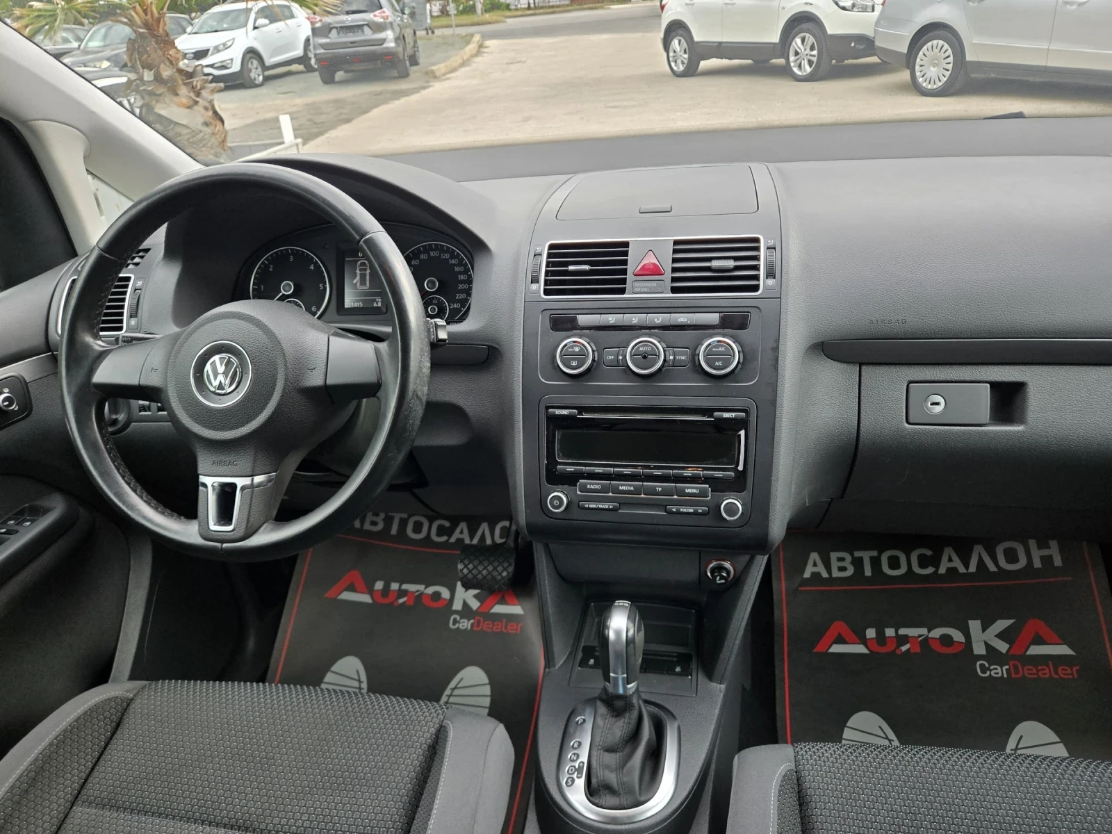 VW Touran 1.6TDI-105кс= АВТОМАТ= 7МЕСТА= АВТОПИЛОТ= ПАРКТРОН, снимка 13 - Автомобили и джипове - 56201278