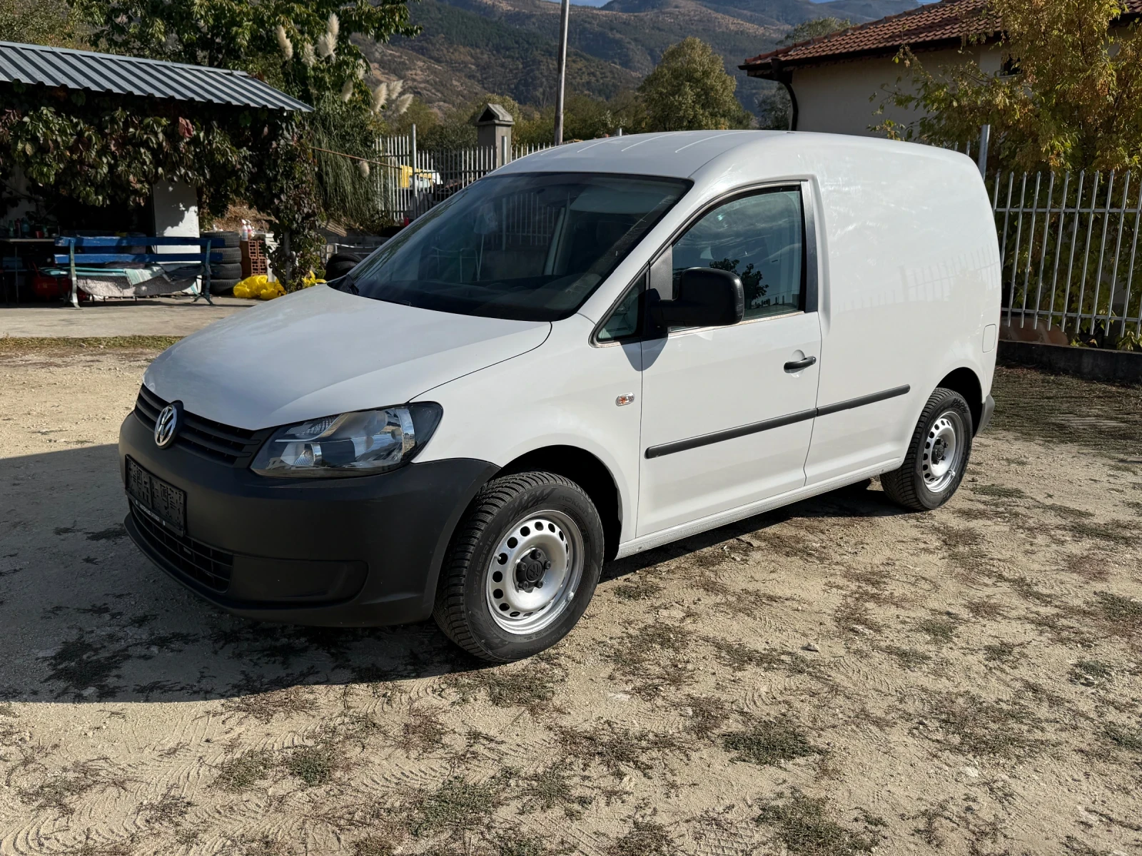VW Caddy 1.6 TDI, снимка 5 - Автомобили и джипове - 56384074