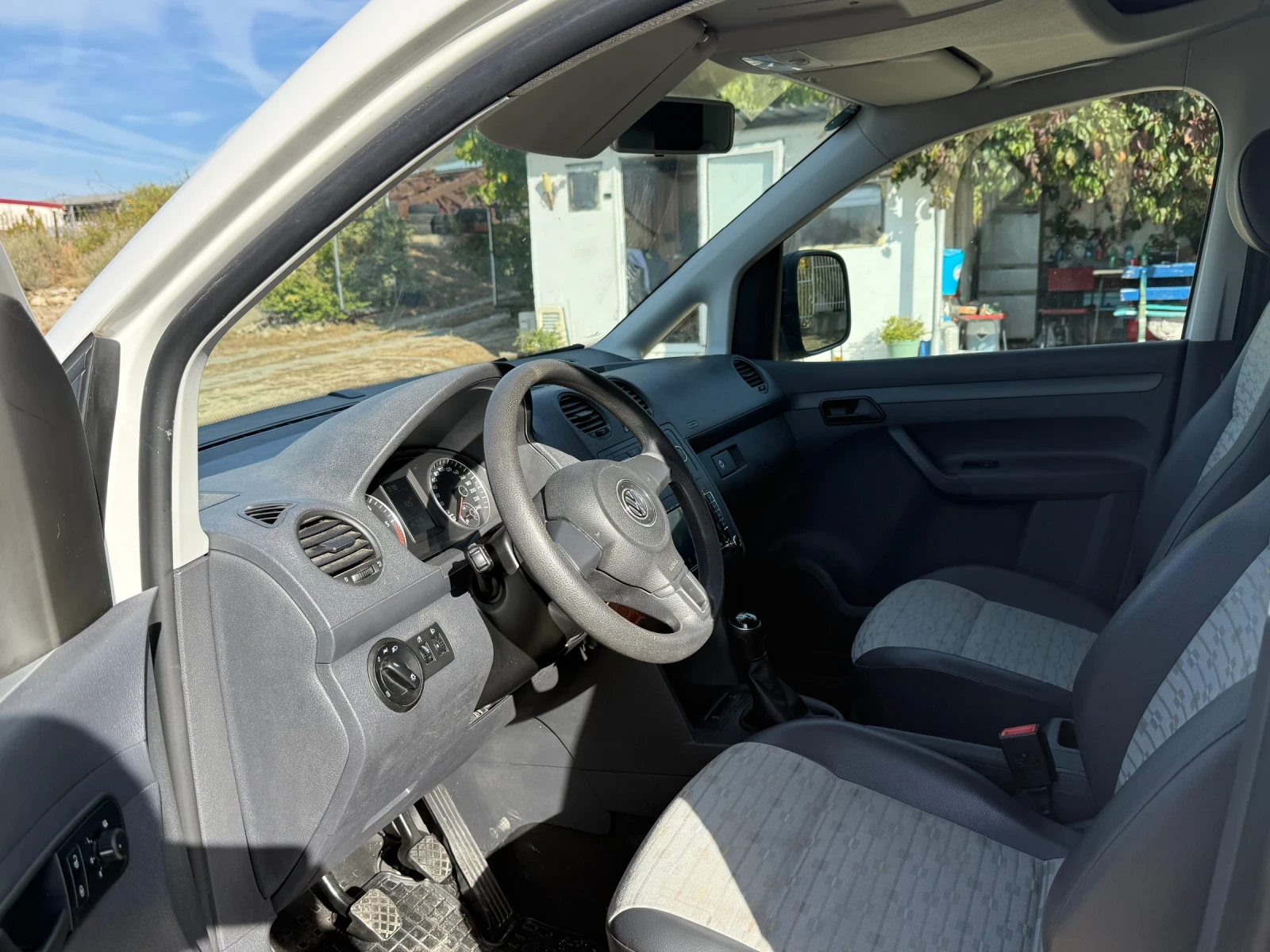 VW Caddy 1.6 TDI, снимка 12 - Автомобили и джипове - 56384074