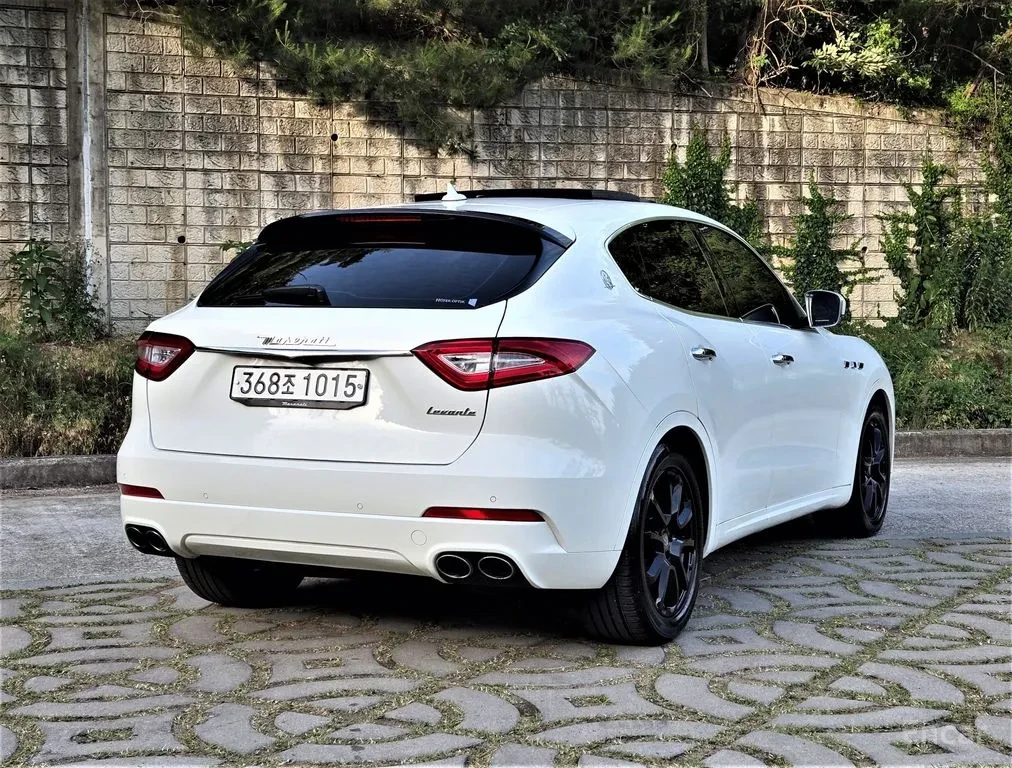 Maserati Levante LUXURY PK* AWD* ОБДУХ* PANO* 360* HARMAN* ALCANTAR, снимка 3 - Автомобили и джипове - 56061431