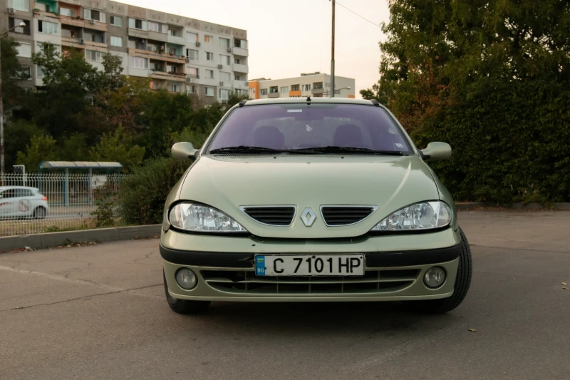 Renault Megane Classic 1.6 i 16V, снимка 2 - Автомобили и джипове - 48585297