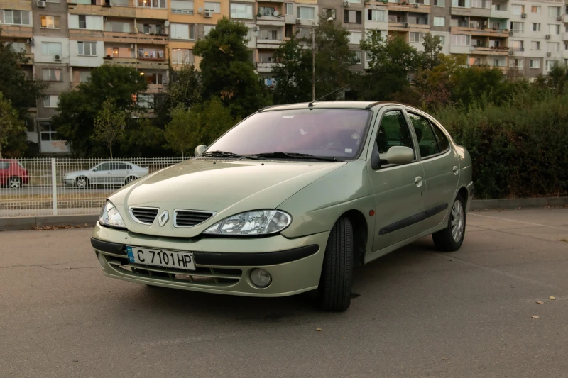 Renault Megane Classic 1.6 i 16V, снимка 3 - Автомобили и джипове - 48585297