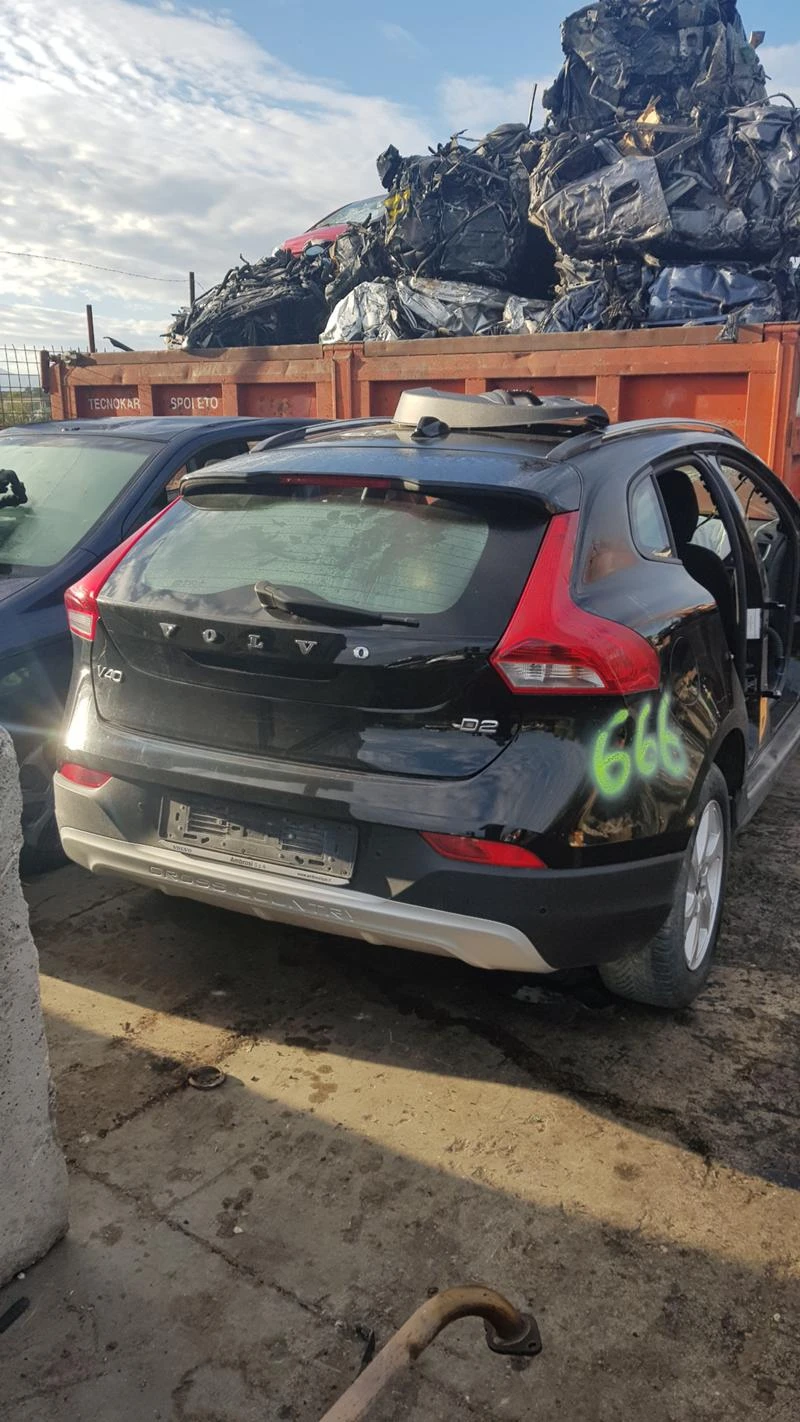 Volvo V40 Cross Country, снимка 1 - Автомобили и джипове - 45613898