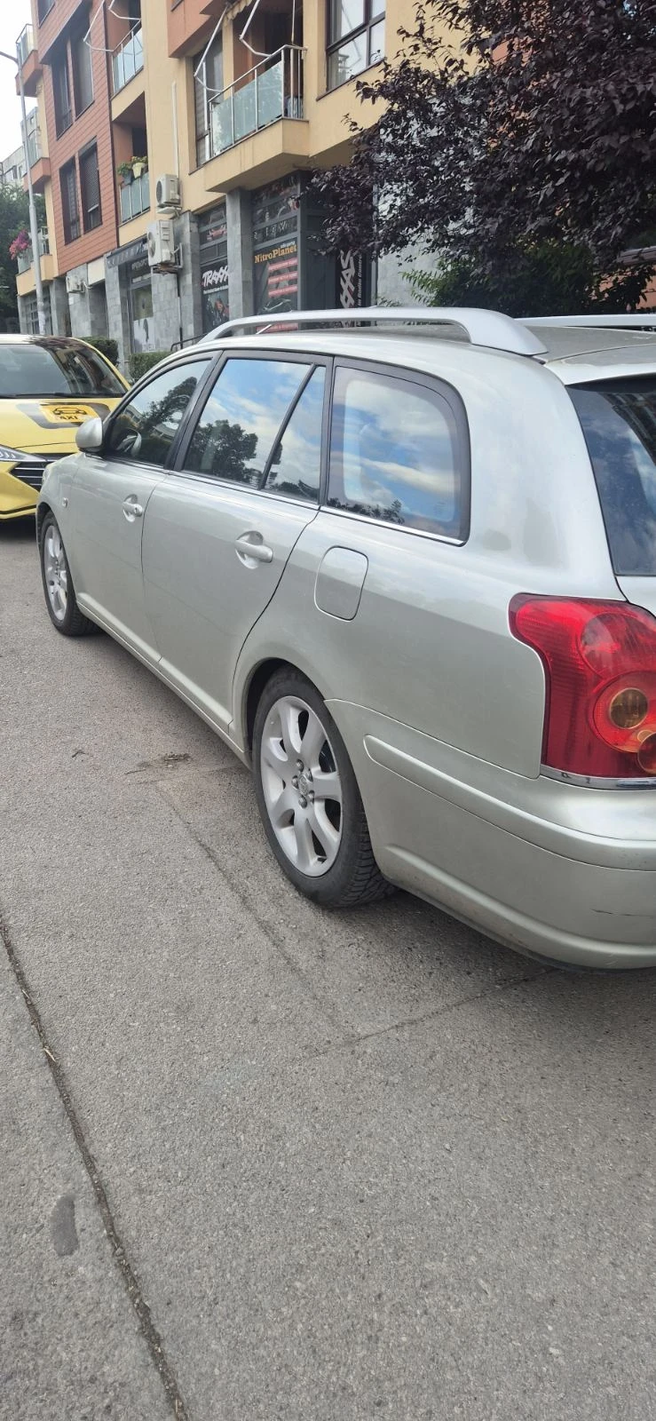 Toyota Avensis Лек, снимка 4 - Автомобили и джипове - 55219933