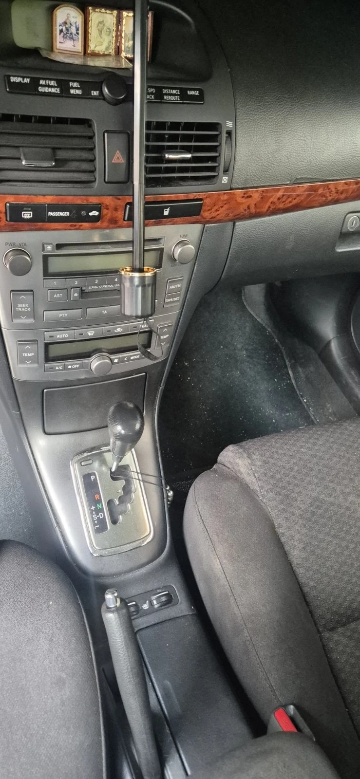 Toyota Avensis Лек, снимка 9 - Автомобили и джипове - 55219933