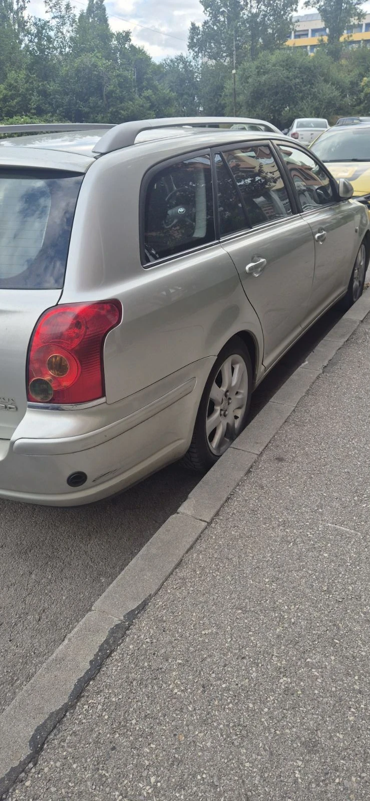 Toyota Avensis Лек, снимка 5 - Автомобили и джипове - 55219933