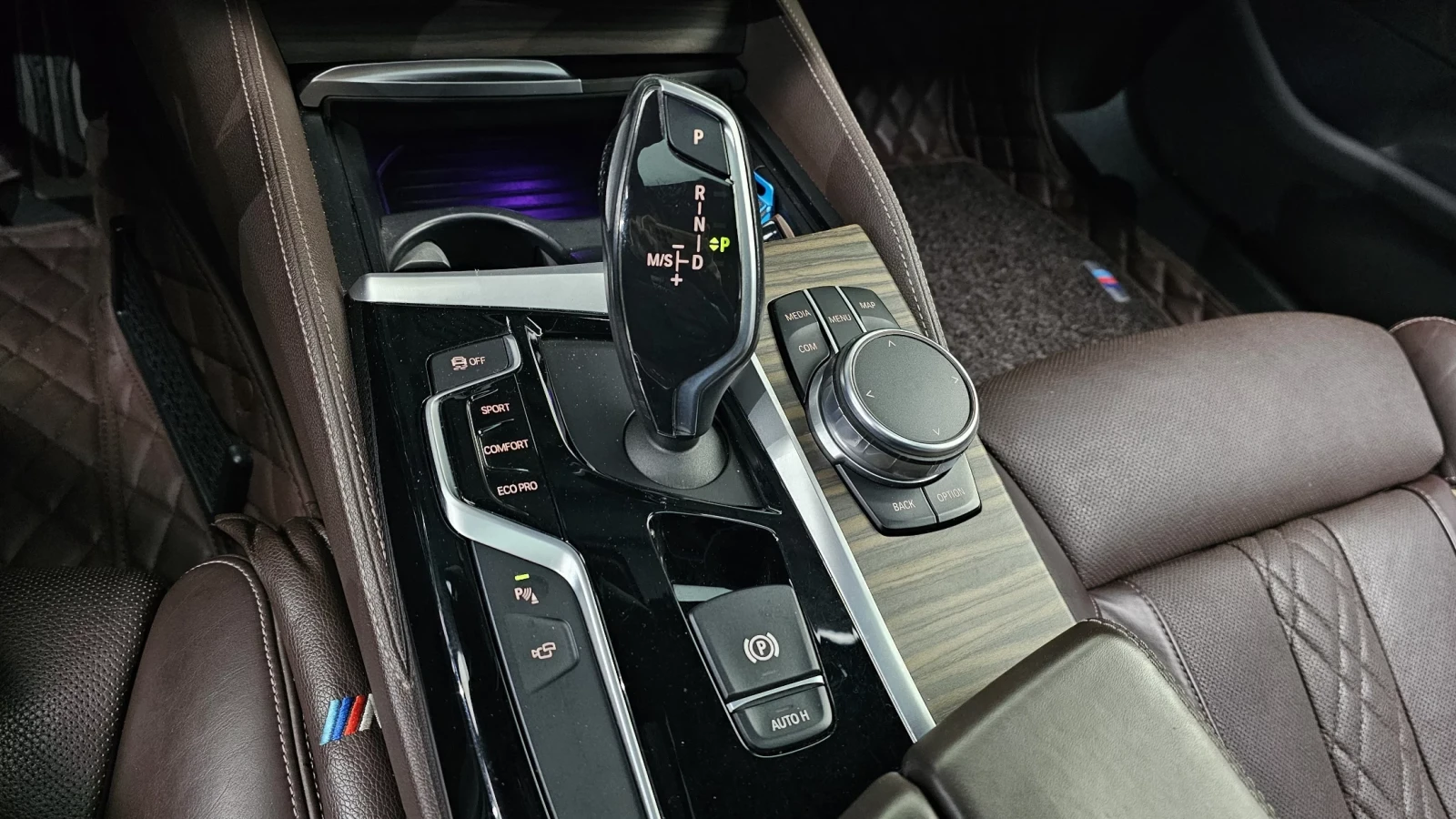 BMW 520 2017* M-PK* COMFORT* HEAD-UP* ИНСПЕКТИРАНА* КРАЙНА, снимка 12 - Автомобили и джипове - 54073183