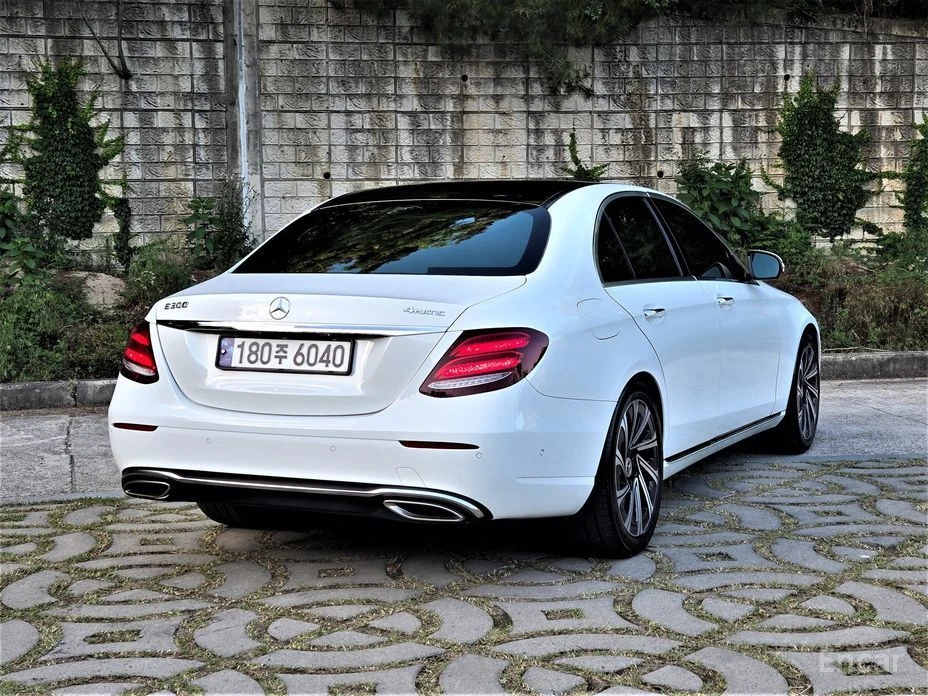 Mercedes-Benz E 200, снимка 3 - Автомобили и джипове - 54735818