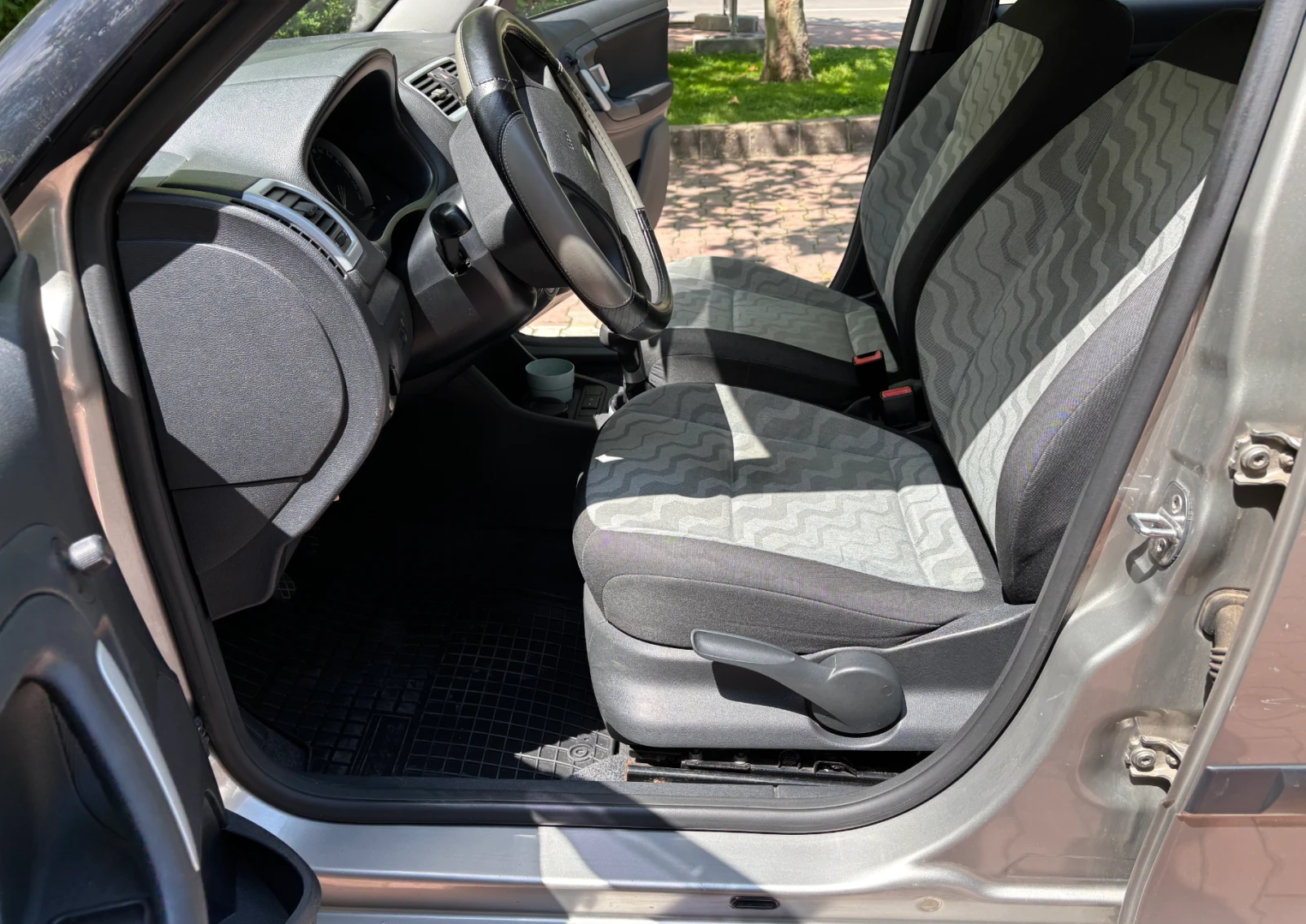 Skoda Fabia 1.4 16V Ambient, снимка 8 - Автомобили и джипове - 54826684