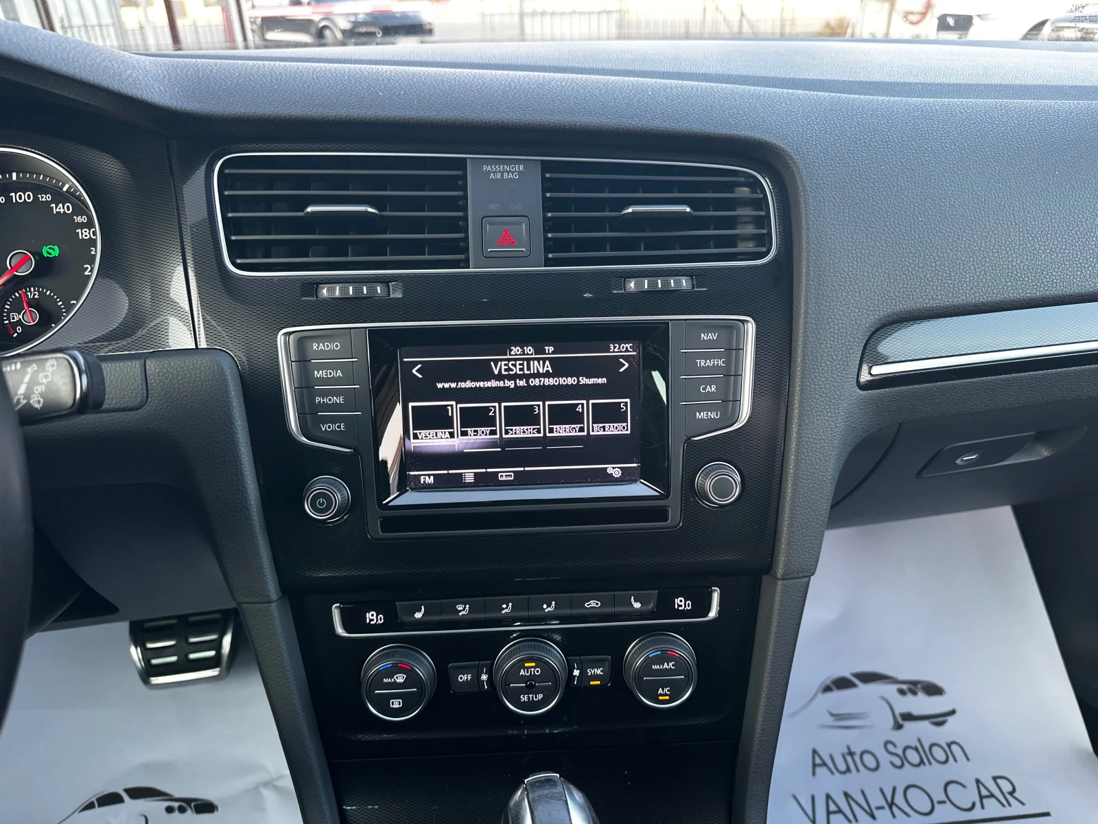 VW Golf GTI DSG 220к.с КАТО НОВ, снимка 12 - Автомобили и джипове - 55103545
