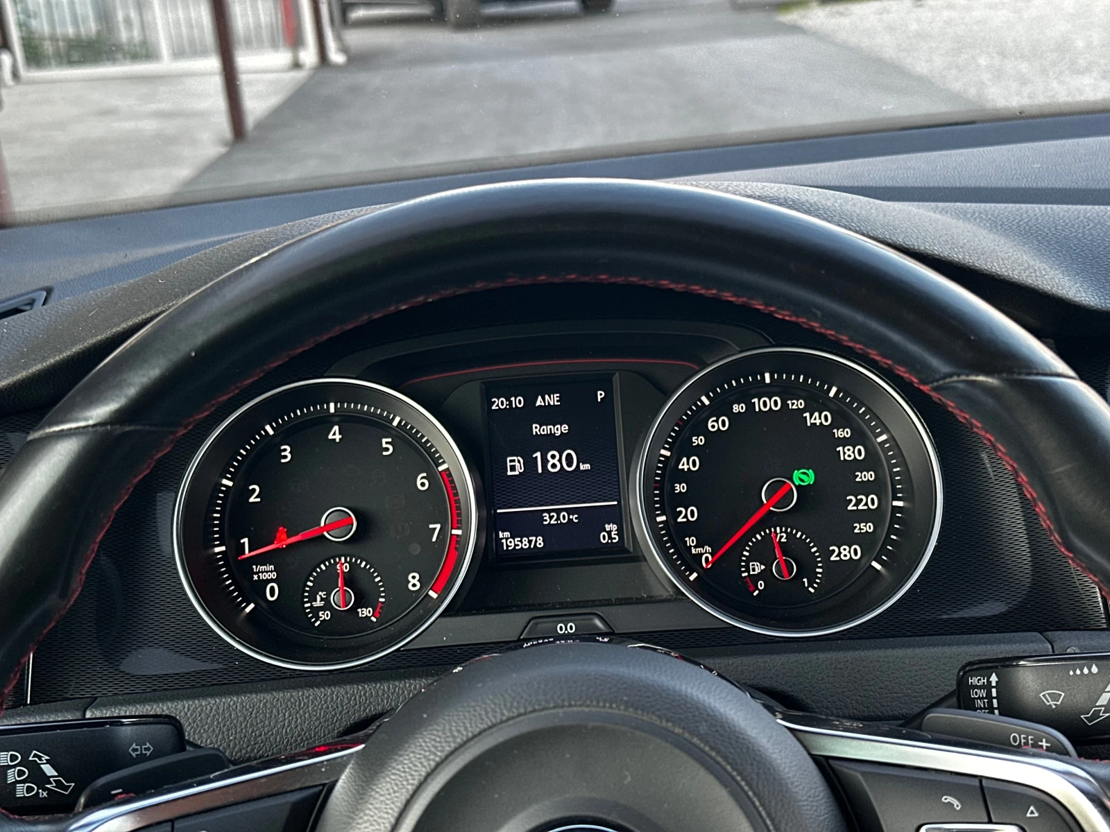 VW Golf GTI DSG 220к.с КАТО НОВ, снимка 11 - Автомобили и джипове - 55103545
