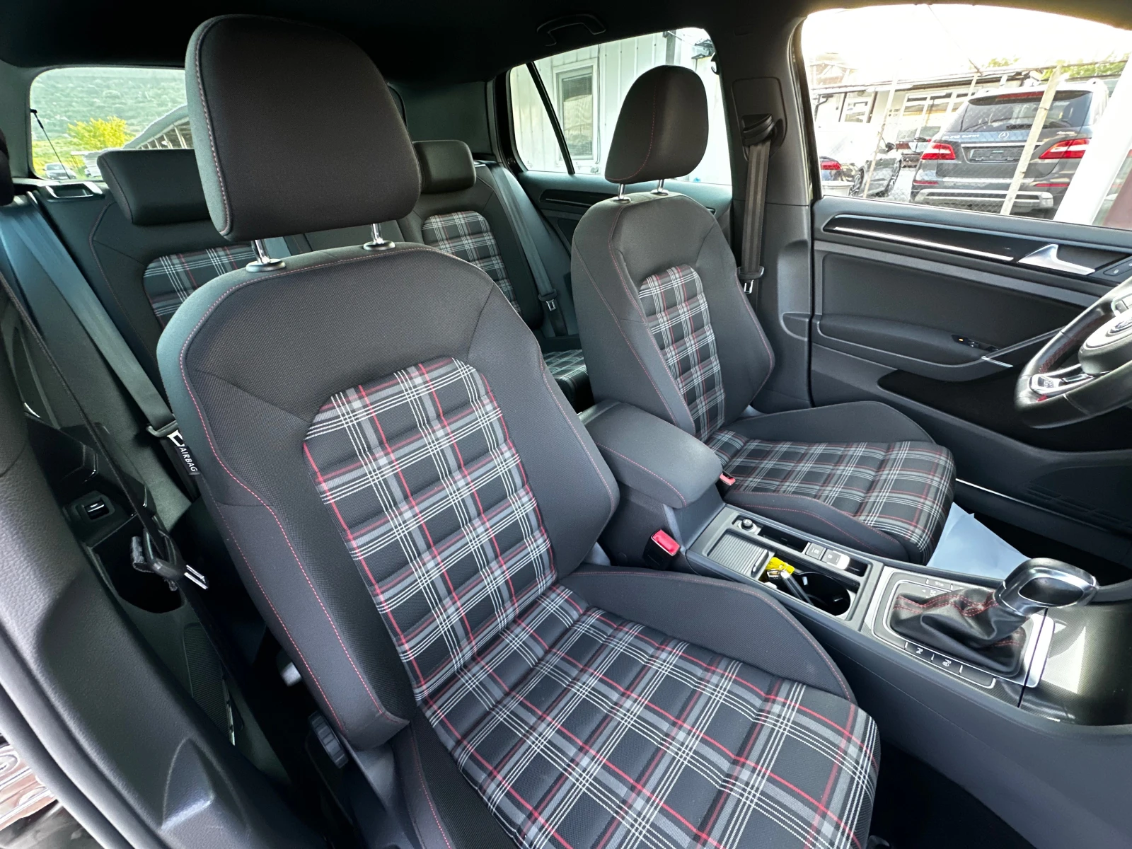 VW Golf GTI DSG 220к.с КАТО НОВ, снимка 8 - Автомобили и джипове - 55103545