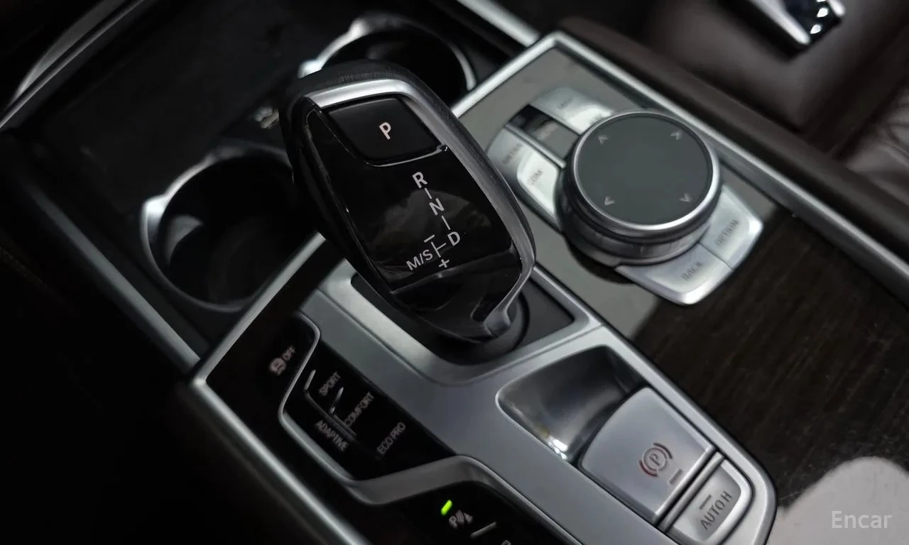 BMW 740 * 740Li xDrive Design Pure Excellence* АВТОКРЕДИТ*, снимка 9 - Автомобили и джипове - 56096955