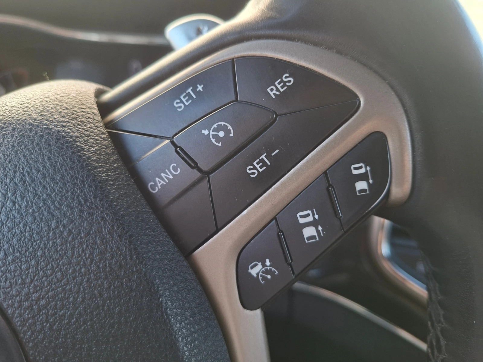 Jeep Grand cherokee Overland, снимка 10 - Автомобили и джипове - 54149855