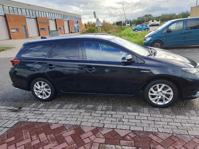 Toyota Auris Hybrid, снимка 5 - Автомобили и джипове - 47465572