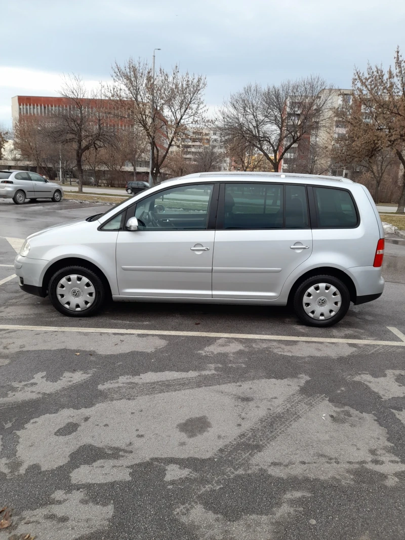 VW Touran 2.0 TDI, снимка 2 - Автомобили и джипове - 47998088