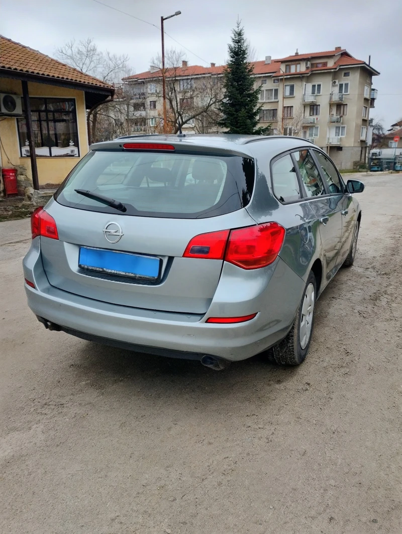 Opel Astra Sports Tourer, снимка 2 - Автомобили и джипове - 52863906