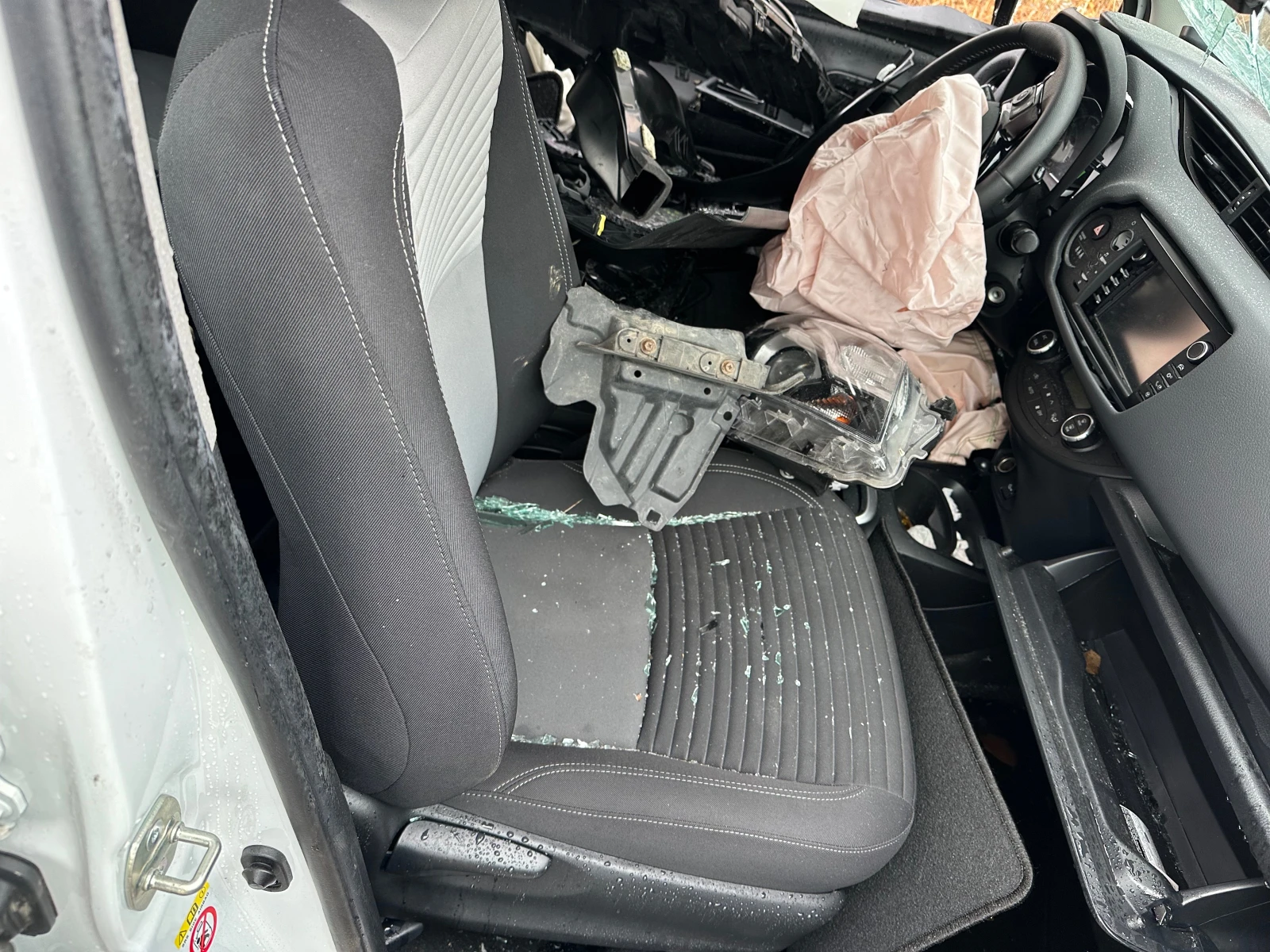 Toyota Yaris 1.5-Хибрид -5 бр , снимка 3 - Автомобили и джипове - 53945564