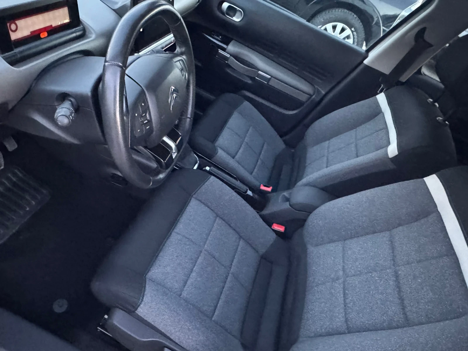 Citroen C4 Cactus 1.5BlueHDI / KEYLESS / МЪРТВА ЗОНА / НАВИ / , снимка 8 - Автомобили и джипове - 53843875