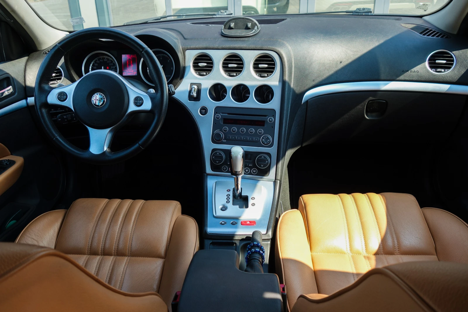 Alfa Romeo 159 sportwagon 2.4 JTDm* подгреви* Dynamic фарове* АВТОКРЕДИТ* , снимка 6 - Автомобили и джипове - 55735260