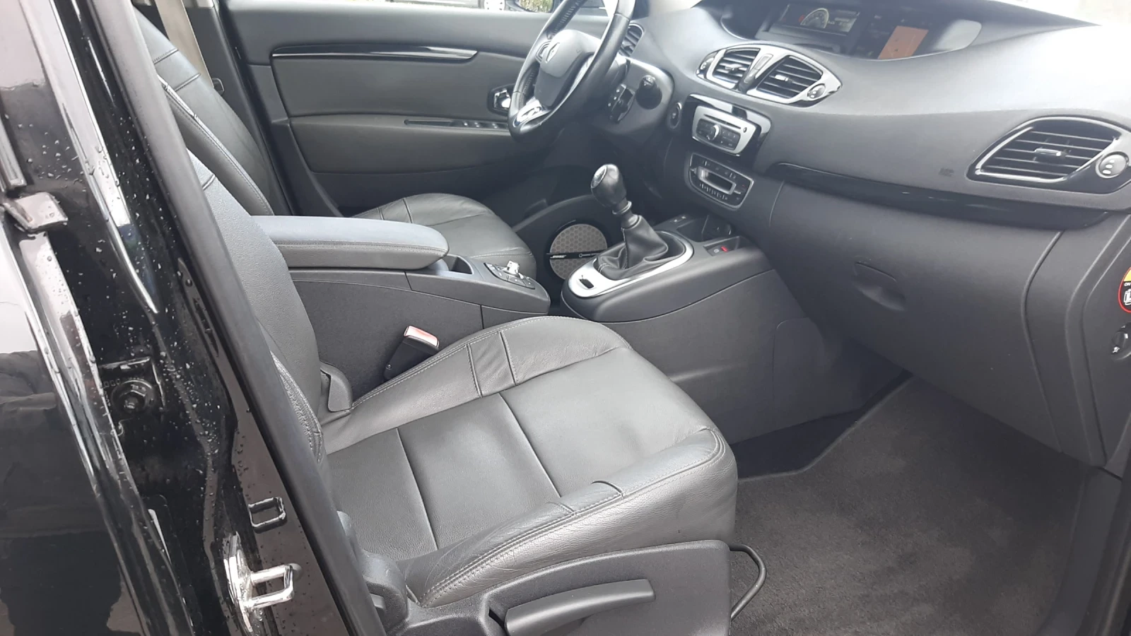 Renault Scenic МНОГО МНОГО ЗАПАЗЕНА , снимка 10 - Автомобили и джипове - 56532183