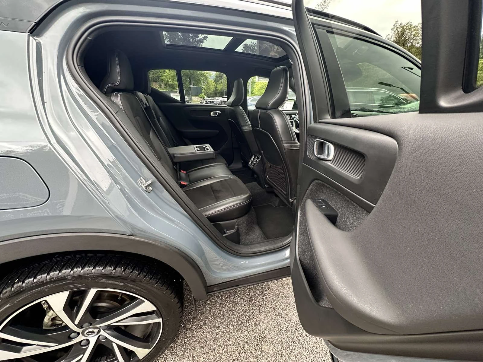 Volvo XC40 R-Design/LED/PANO/, снимка 13 - Автомобили и джипове - 54644841