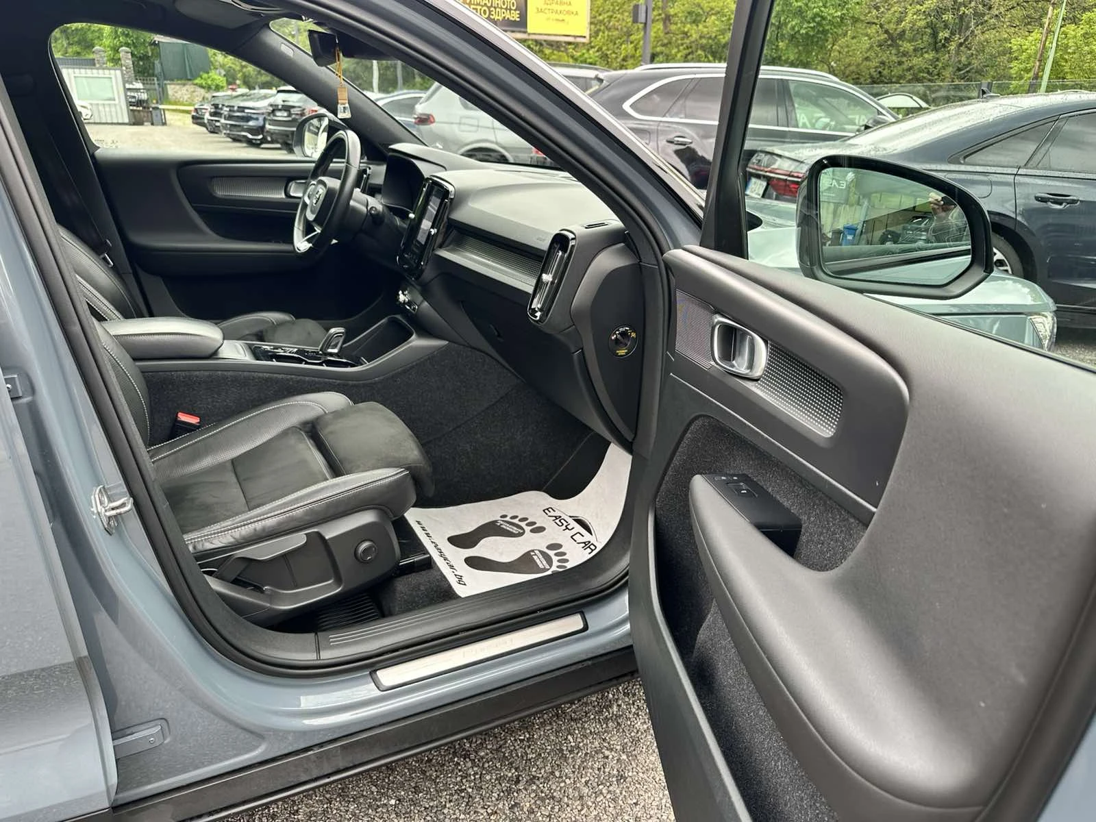 Volvo XC40 R-Design/LED/PANO/, снимка 12 - Автомобили и джипове - 54644841