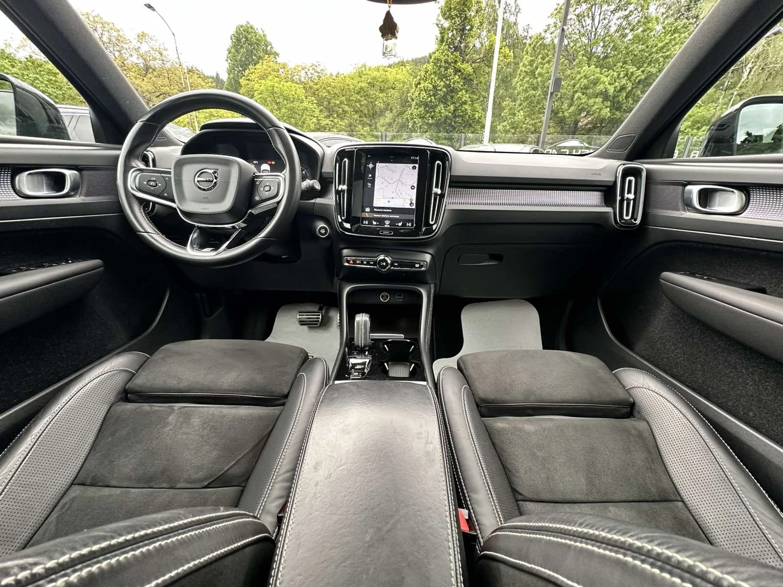 Volvo XC40 R-Design/LED/PANO/, снимка 7 - Автомобили и джипове - 54644841