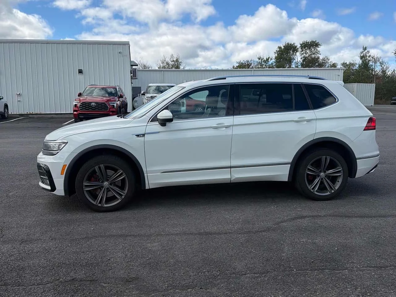 VW Tiguan * Highline 4MOTION* АВТОКРЕДИТ* , снимка 2 - Автомобили и джипове - 56171722