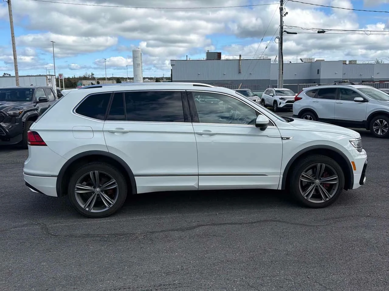 VW Tiguan * Highline 4MOTION* АВТОКРЕДИТ* , снимка 3 - Автомобили и джипове - 56171722