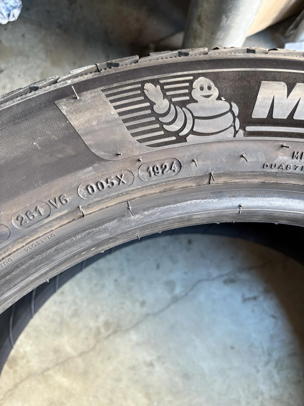 Гуми Зимни 285/45R21, снимка 2 - Гуми и джанти - 54554451