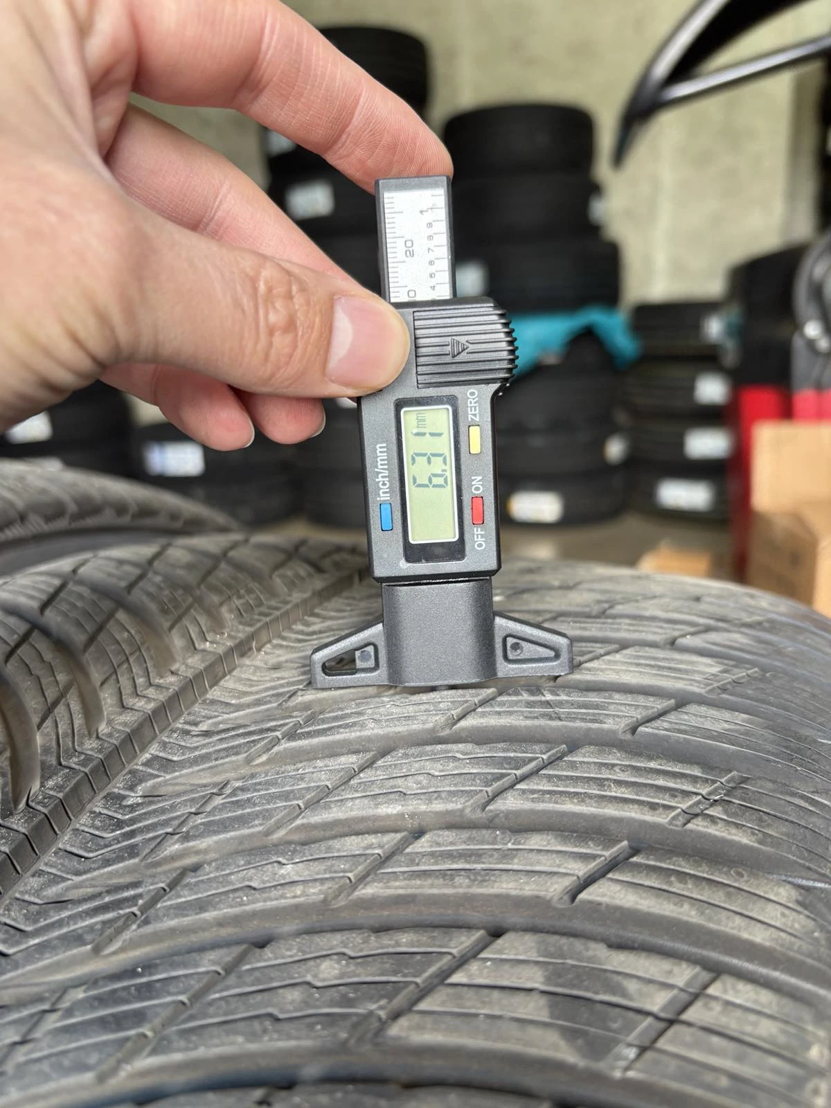Гуми Зимни 285/45R21, снимка 3 - Гуми и джанти - 54554451