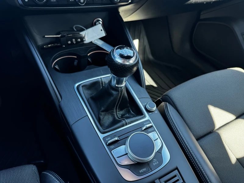 Audi A3 2.0TDI Sportback S-Line LED Distronic Lane Camera, снимка 14 - Автомобили и джипове - 51767615