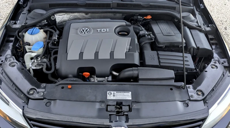 VW Jetta 1.6 TDI, снимка 14 - Автомобили и джипове - 52775929