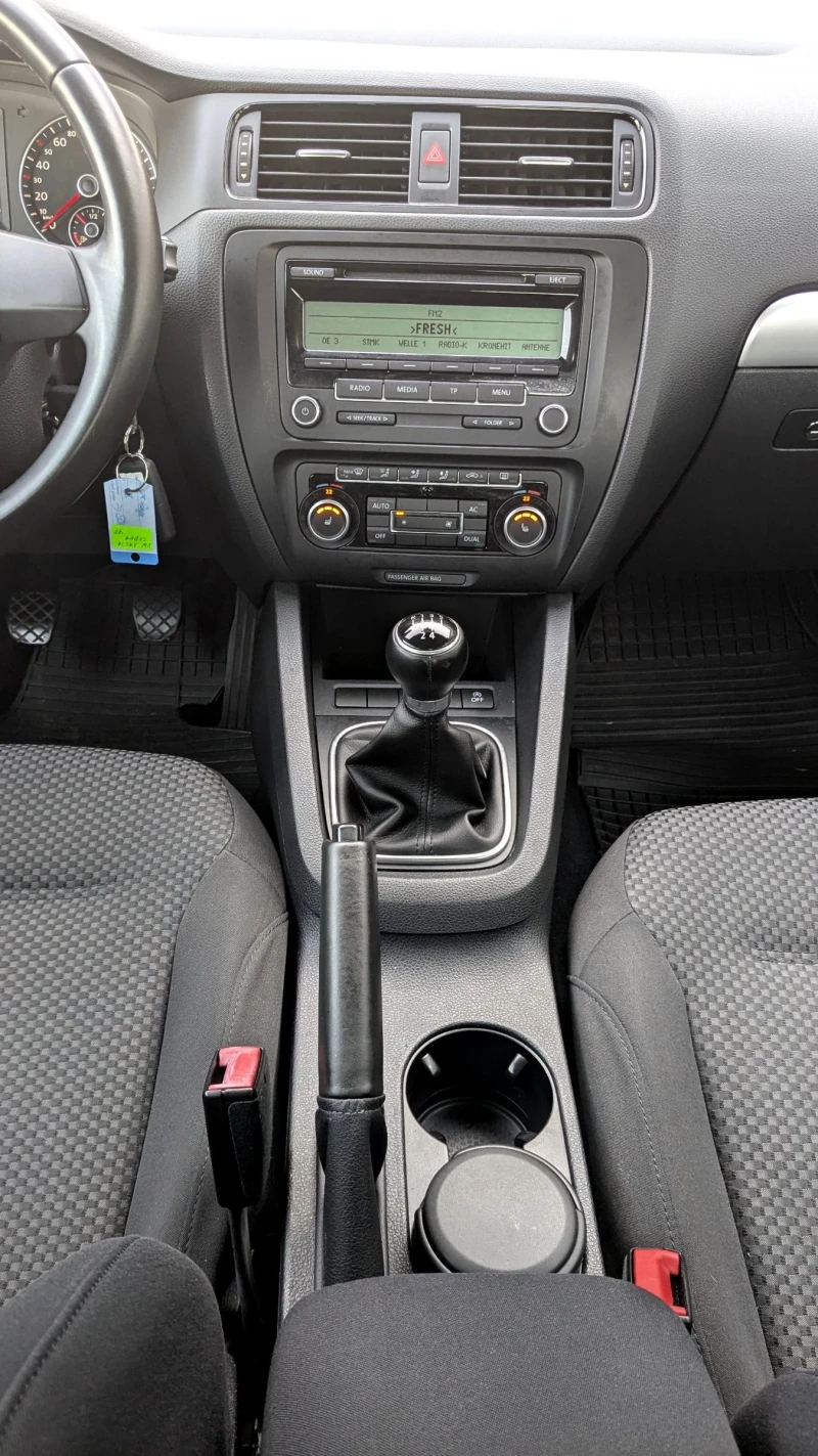 VW Jetta 1.6 TDI, снимка 8 - Автомобили и джипове - 52775929