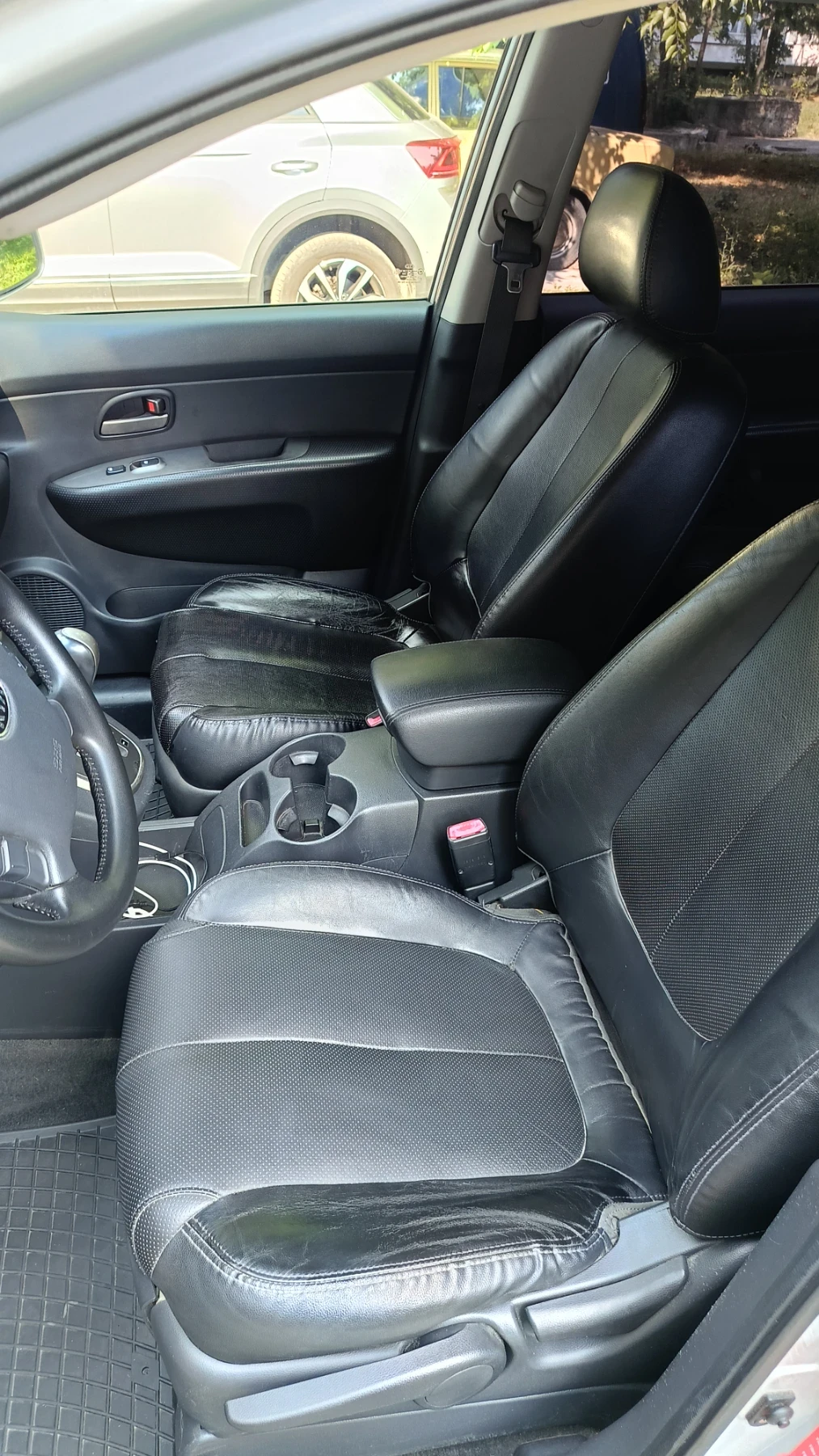 Kia Carens 2.0 TDCI 140HP, снимка 8 - Автомобили и джипове - 53748313