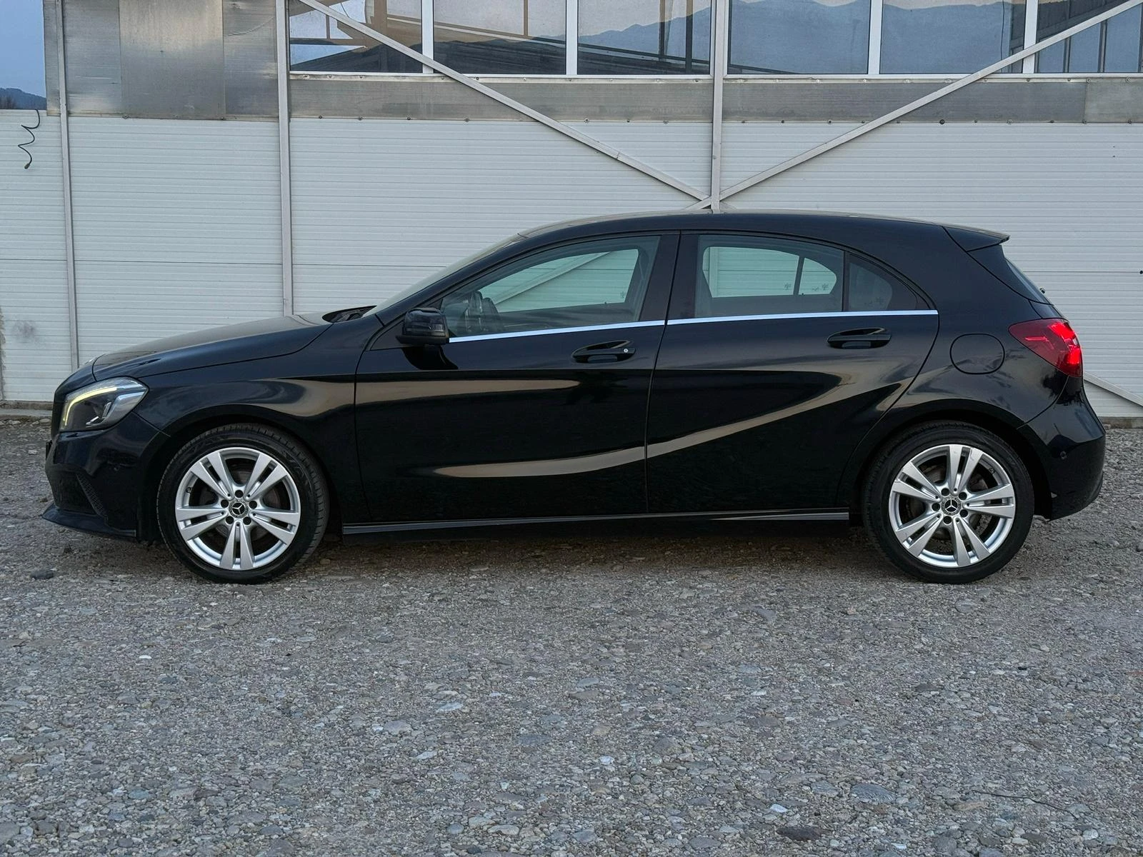 Mercedes-Benz A 180 1.5d Facelift/Navi/Carplay/Камера/Собствен лизинг , снимка 7 - Автомобили и джипове - 53718511