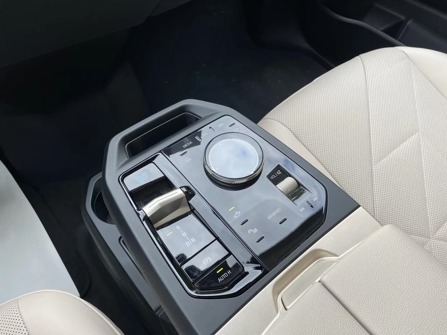 BMW iX 50/xDRIVE/523HP/HUD/NALI/ACC/LED/CAM/525z, снимка 14 - Автомобили и джипове - 55134927