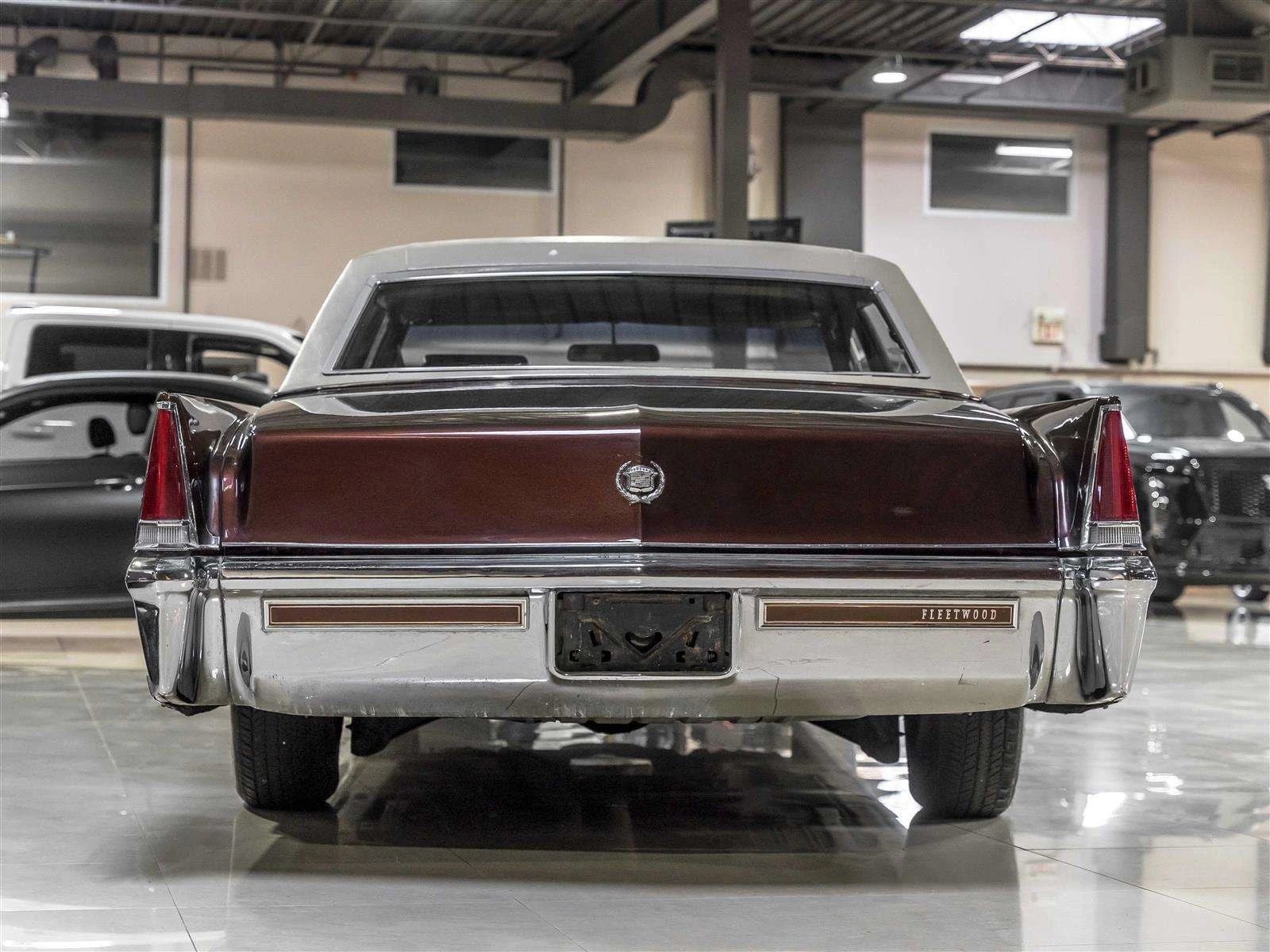 Cadillac Fleetwood * Classic American Luxury | Iconic Cadillac Stylin, снимка 4 - Автомобили и джипове - 56132723