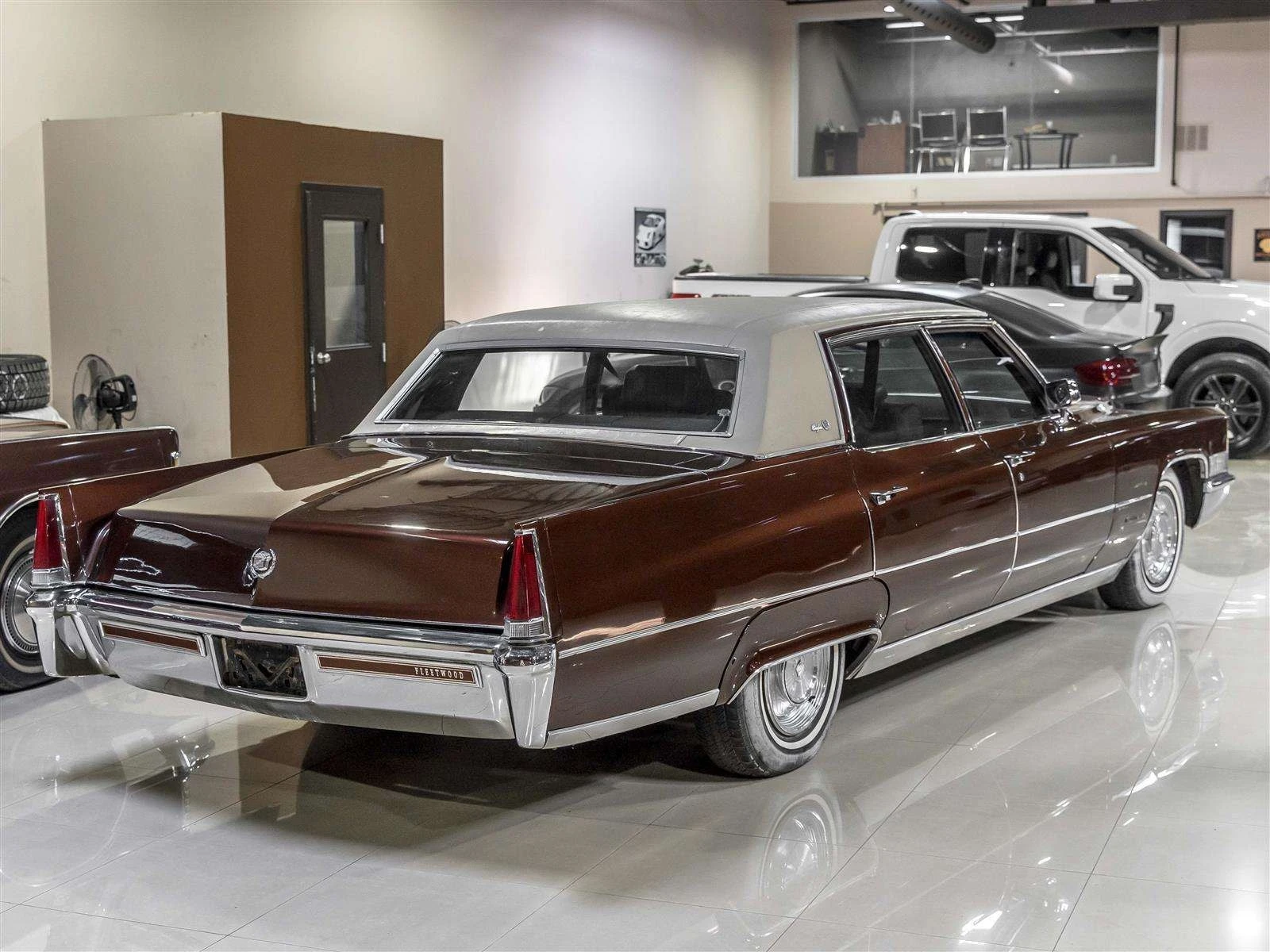 Cadillac Fleetwood * Classic American Luxury | Iconic Cadillac Stylin, снимка 3 - Автомобили и джипове - 56132723