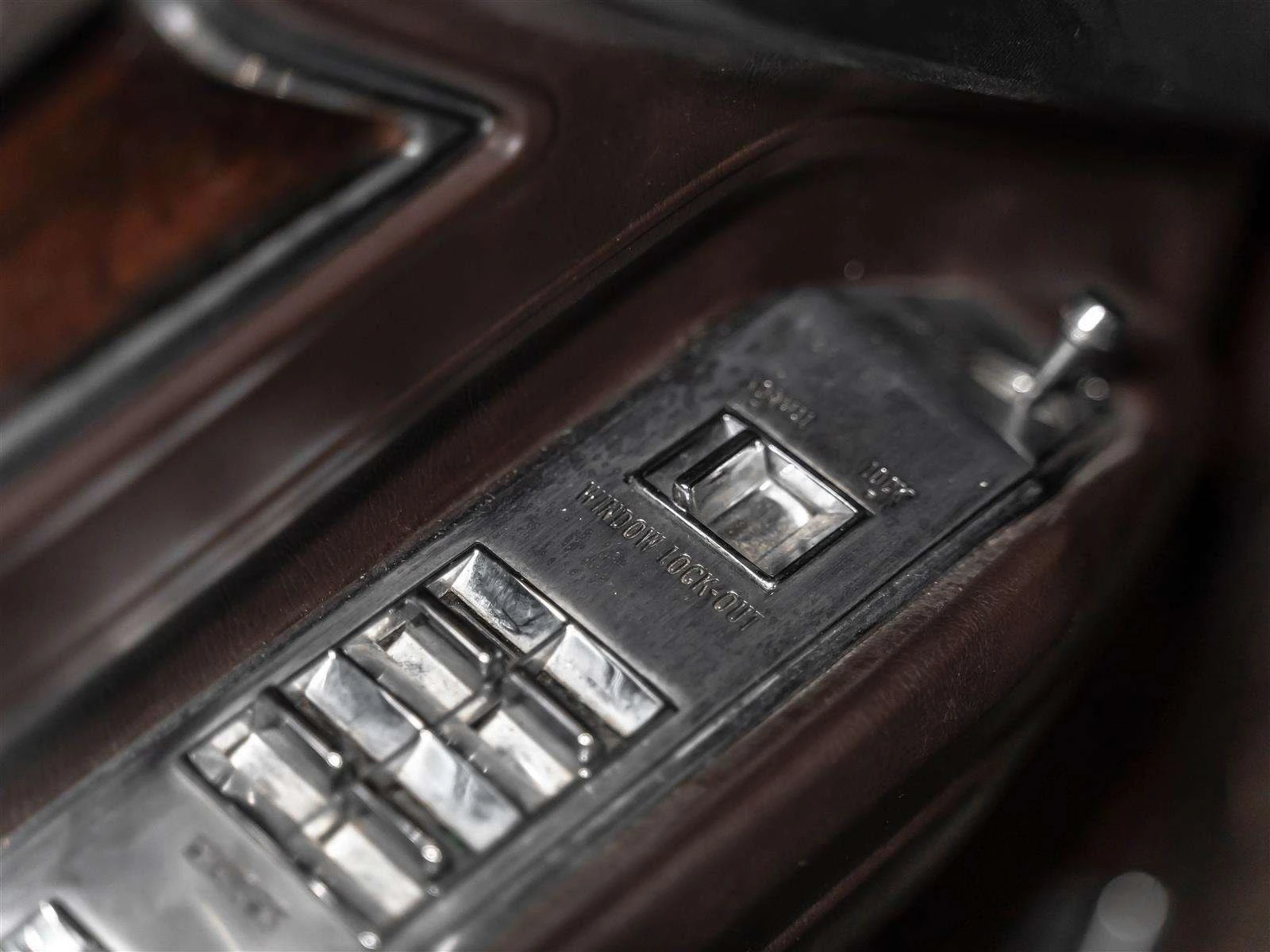 Cadillac Fleetwood * Classic American Luxury | Iconic Cadillac Stylin, снимка 15 - Автомобили и джипове - 56132723
