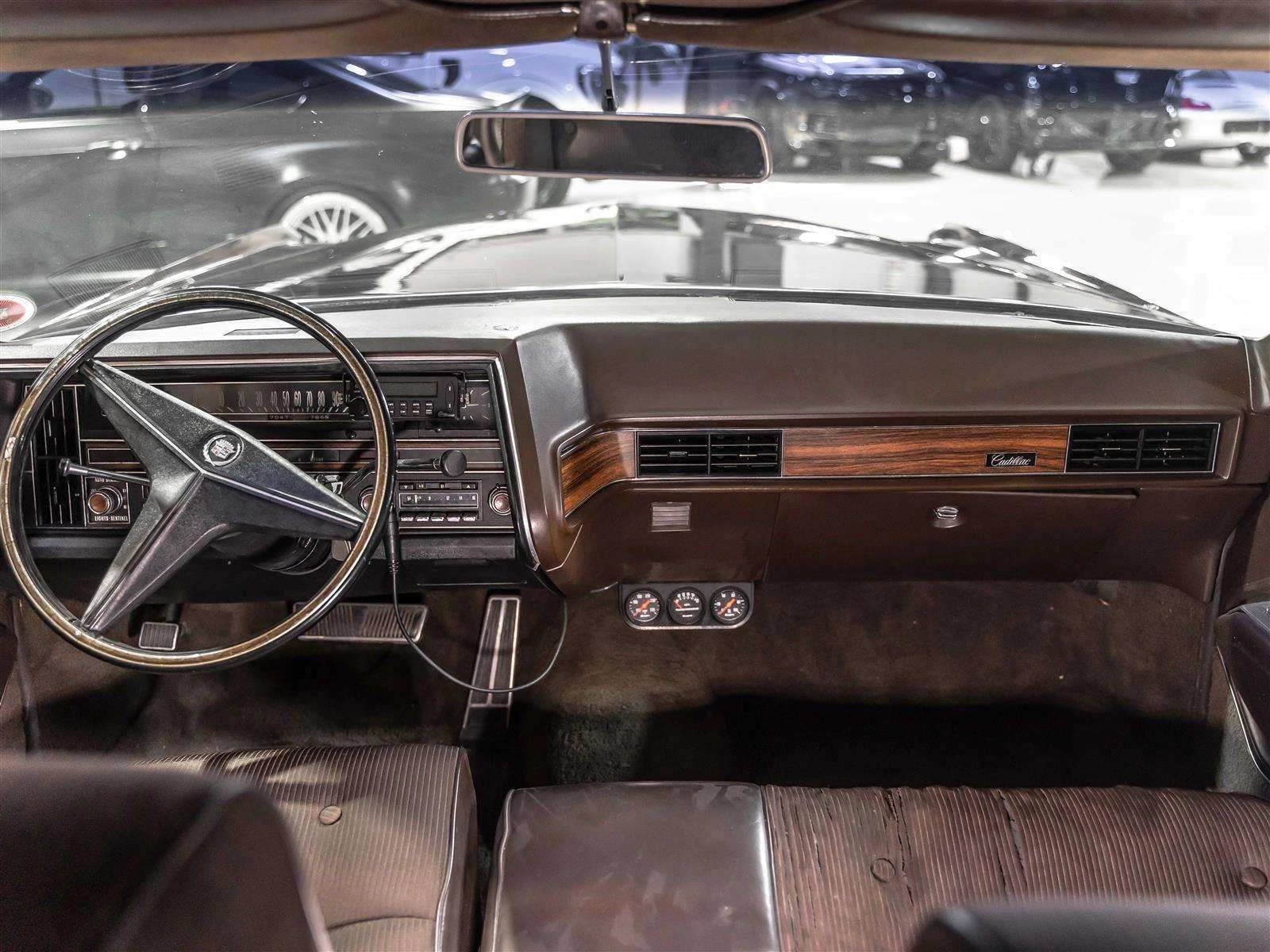 Cadillac Fleetwood * Classic American Luxury | Iconic Cadillac Stylin, снимка 8 - Автомобили и джипове - 56132723