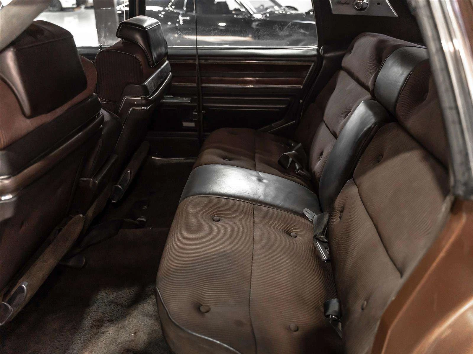 Cadillac Fleetwood * Classic American Luxury | Iconic Cadillac Stylin, снимка 10 - Автомобили и джипове - 56132723
