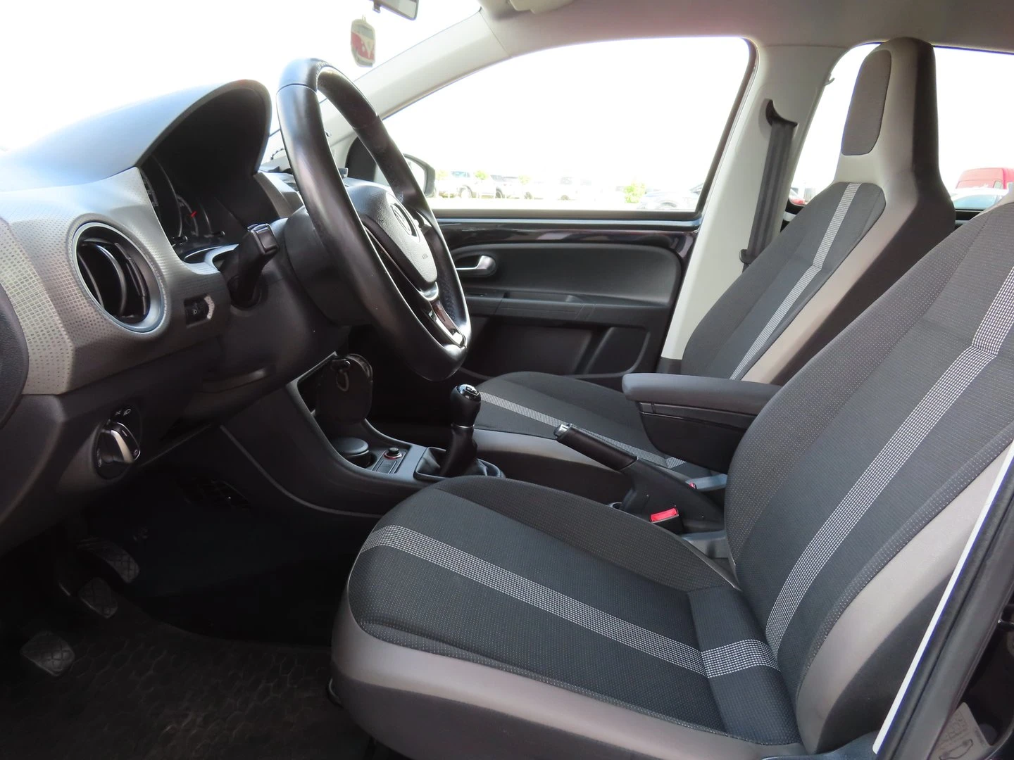 VW Up, снимка 5 - Автомобили и джипове - 56420237