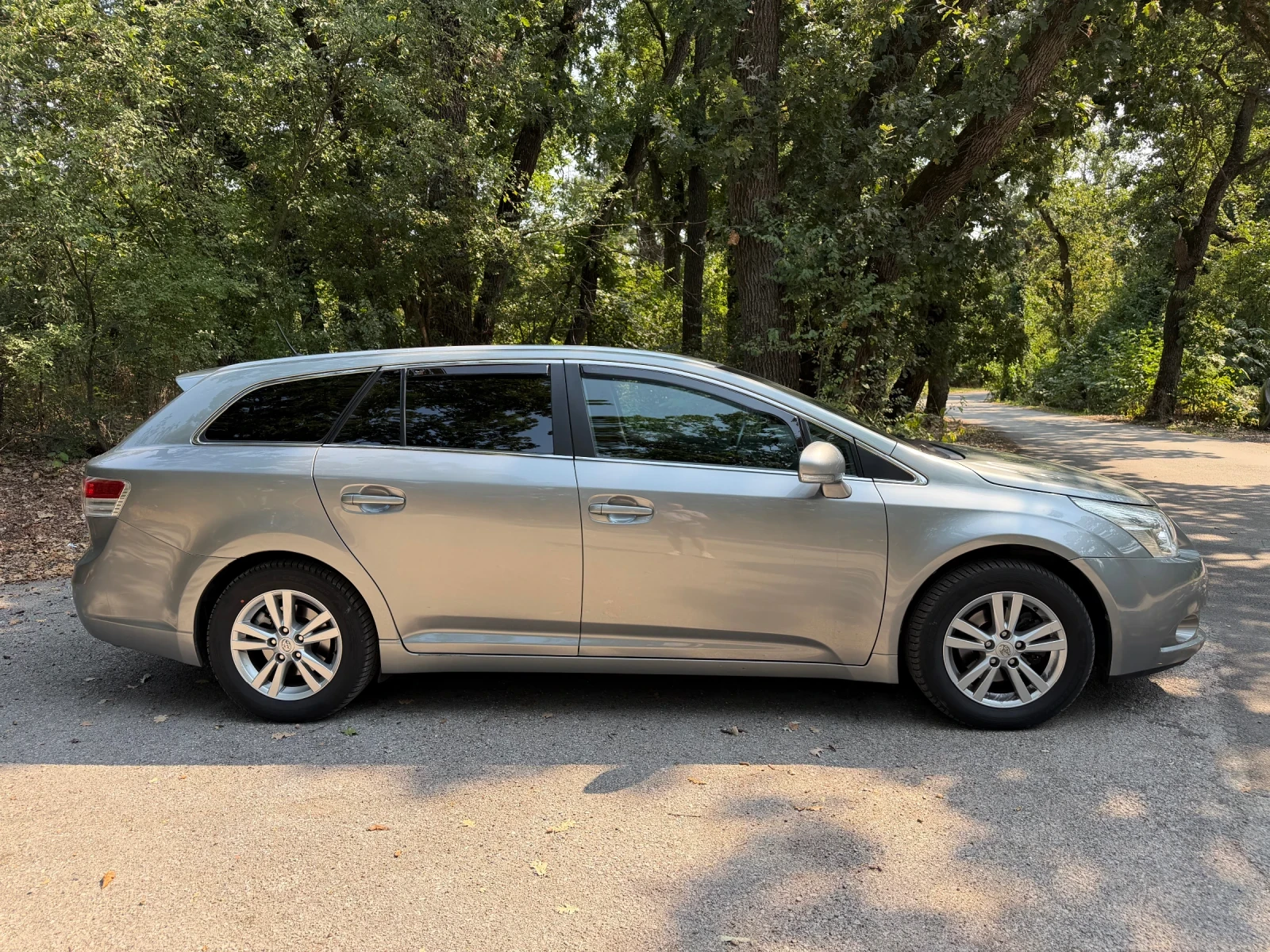 Toyota Avensis 2.0 D4D, снимка 4 - Автомобили и джипове - 56161190