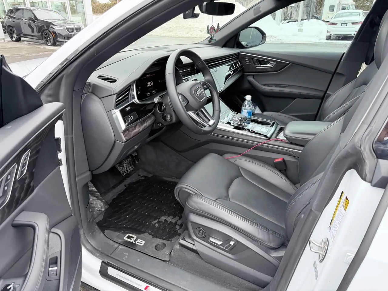 Audi Q8 * Technik * S-LINE * ДИСТРОНИК* 360* ОБДУХВАНЕ, снимка 5 - Автомобили и джипове - 54129358