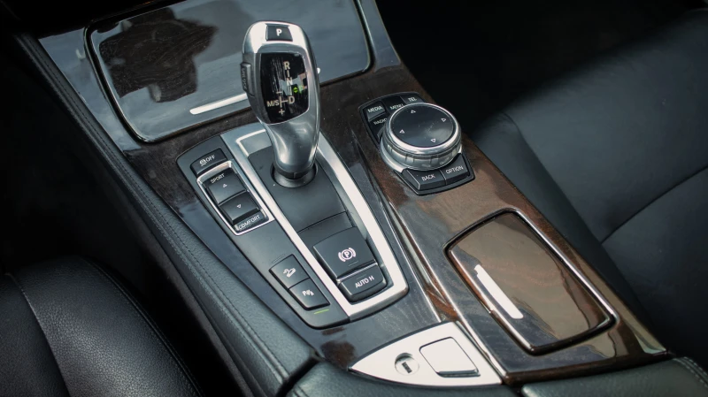 BMW 535 * XDRIVE * KEYLESS * HEAD UP * CARPLAY * ПОДГРЕВИ , снимка 11 - Автомобили и джипове - 53502659