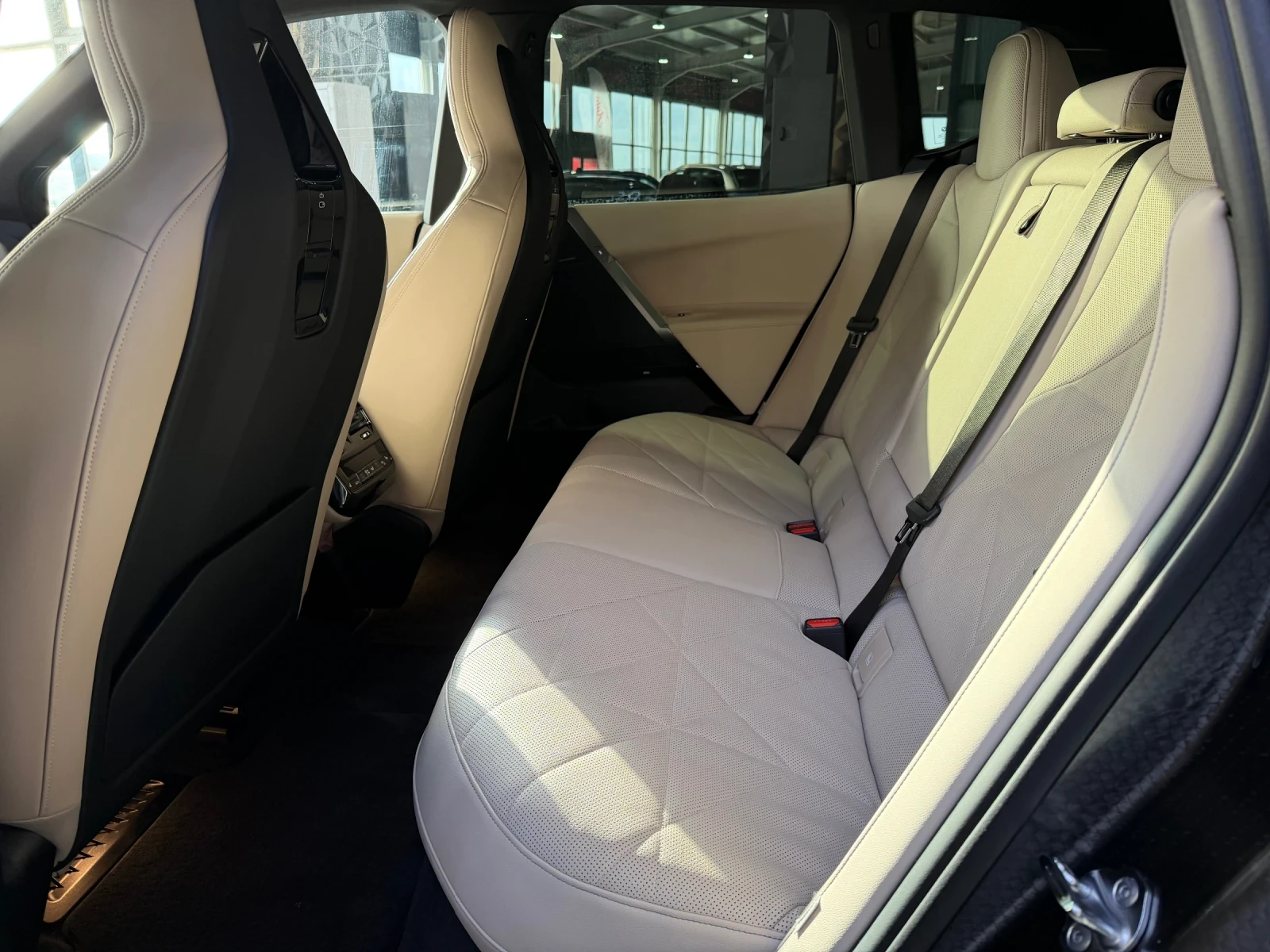 BMW iX 40 xDrive * HARMAN/KARDON* HEAD UP* M PACKET* 360 , снимка 3 - Автомобили и джипове - 54220705